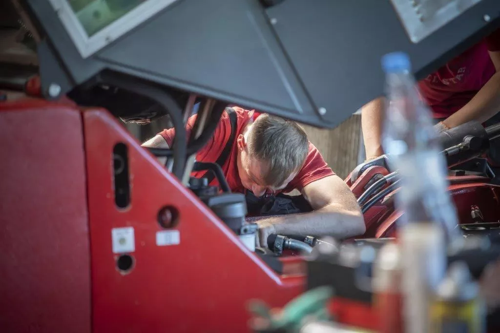 mechanik naprawia silnik wózka widłowego