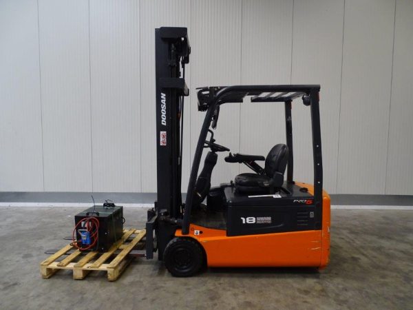 Doosan Elektryczny wózek widłowy 3-kołowy