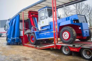 transport dużego wózka widłowego svetruck