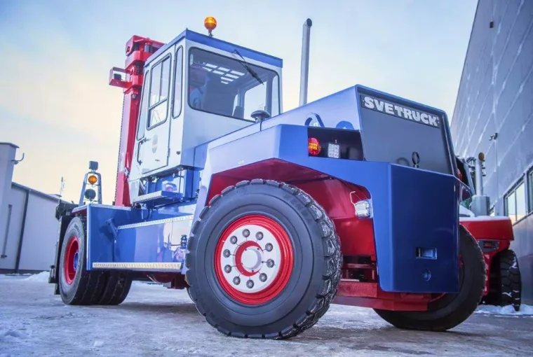 duży wózek widłowy Svetruck