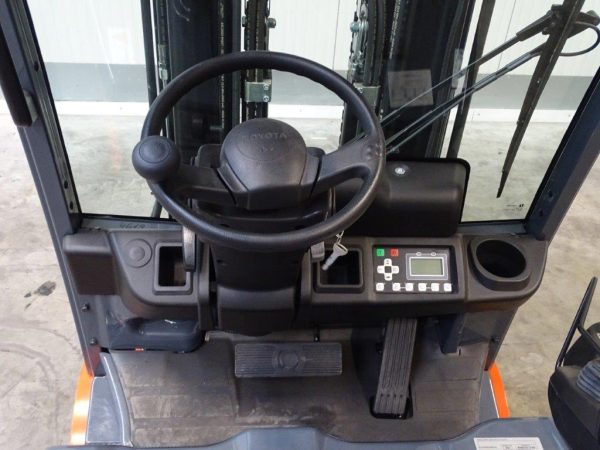Toyota Elektryczny wózek widłowy 3-kołowy